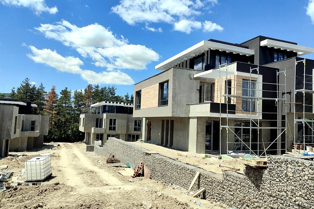 Строителен напредък при фасадите и алеите в Alexandria Homes